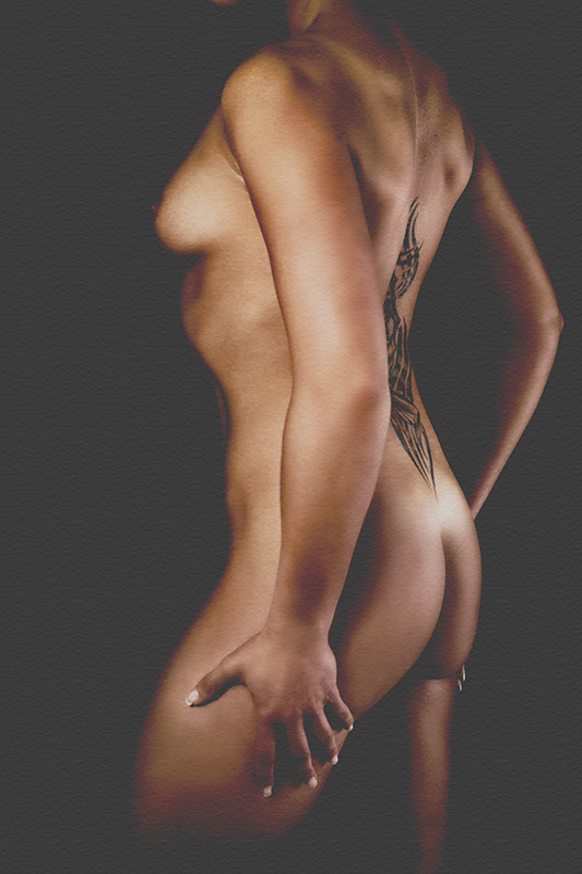 Aktfoto eines weiblichen Körpers ohne Kopf mit Rückentatoo