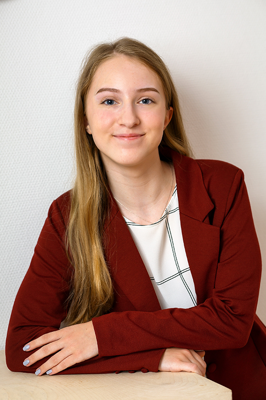 Bewerbungsfoto einer jungen Frau für eine Ausbildungsstelle als Bankkauffrau